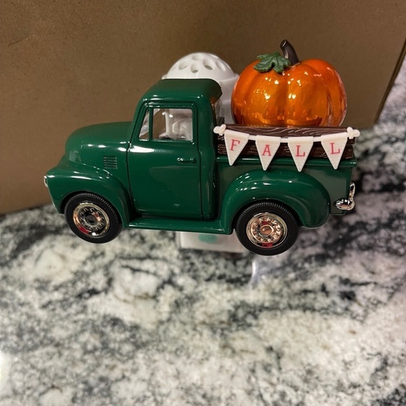 Bath and Body Works Fall Pumpkin Truck Plug and Scent bundle - Picture 11 of 11